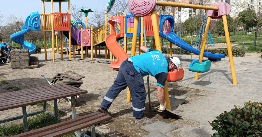 Büyükşehir, çocuk parklarını bakıma aldı