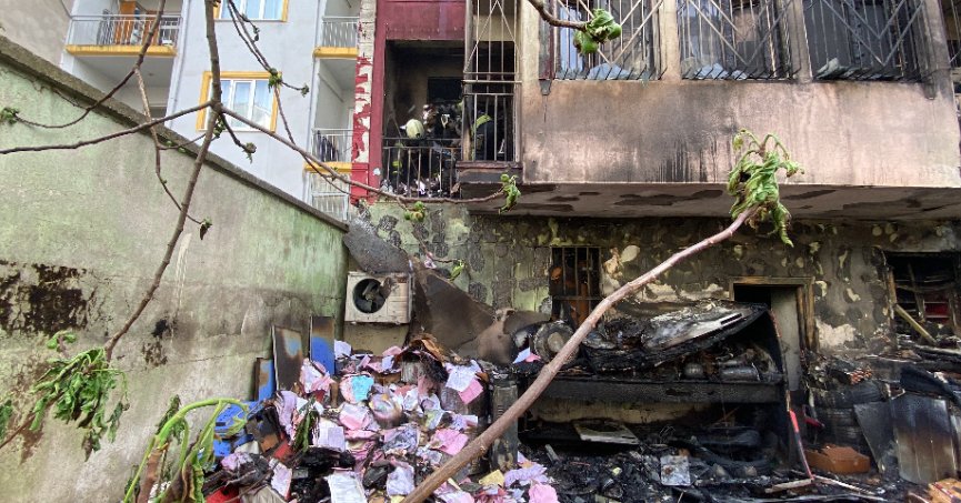 Binanın bahçesindeki atıklar alev alev yandı