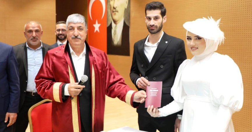 İlk nikahını kıydı, cüzdanı geline verdi