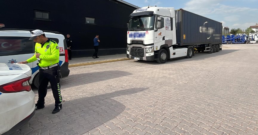 Yaya geçidinde tırın altında kaldı