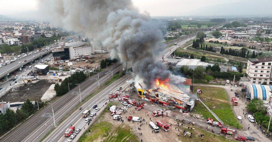 Yangına 34 araç ile müdahale ediliyor