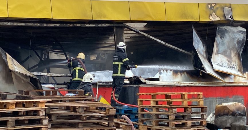 Çıkan yangında market küle döndü