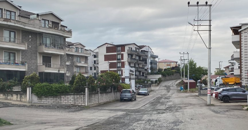 Uğur Mumcu Caddesi’ne yeni asfalt gerekli