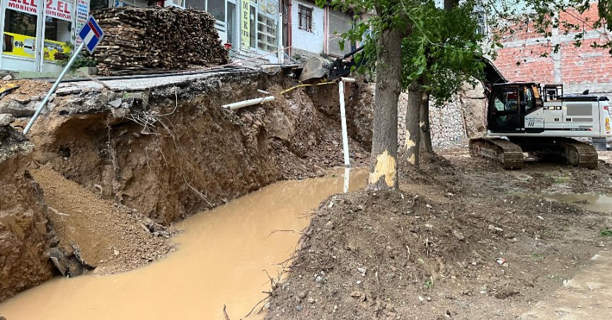 İstinat duvarı ikinci kez çöktü: 5 katlı bina boşaltıldı