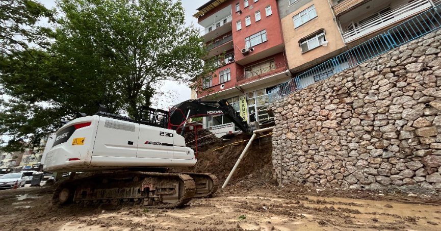 Çöken istinat duvarında onarım çalışmaları başladı