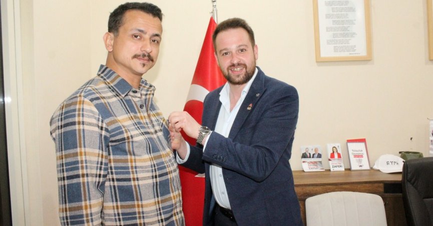 Zafer Partisi, yeni üyelerine rozet taktı