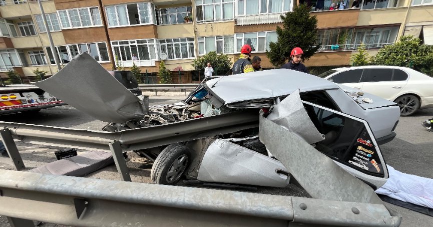 Otomobil bariyere saplandı: 1 ölü