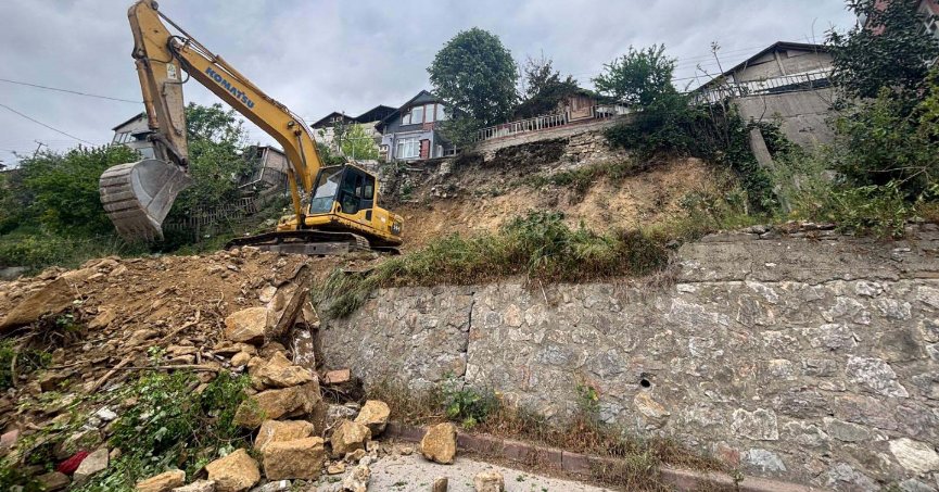 Tehlike arz eden taş duvar yenileniyor