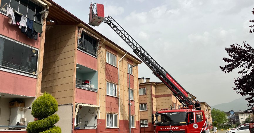 Apartmanın çatı katında yangın: 1 yaralı