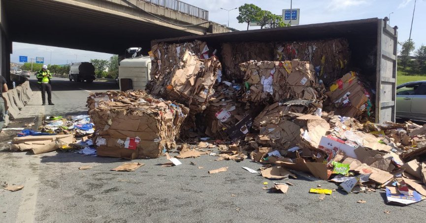 Devrilen kamyonun sürücüsü yaralandı