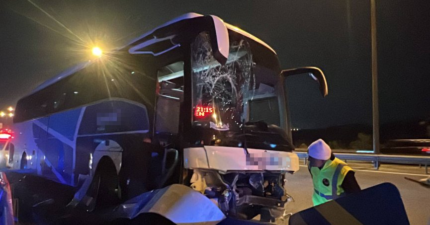 Yolcu otobüsü bariyerlere çarptı: 2 yaralı