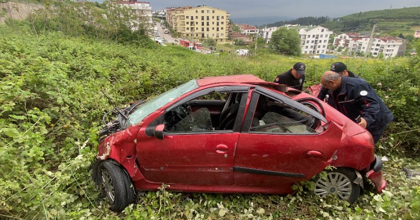 Otomobil istinat duvarından uçtu: 5 ağır yaralı