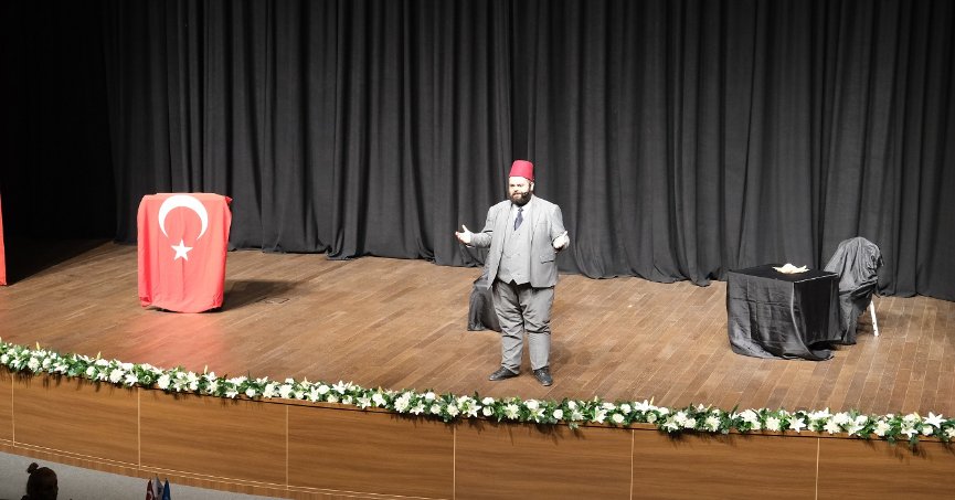 Tiyatro oyunu ilgiyle izlendi