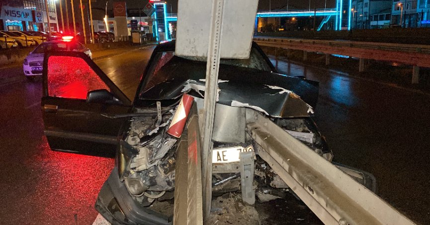 Otomobil bariyere çaptı: 1’i ağır 2 yaralı