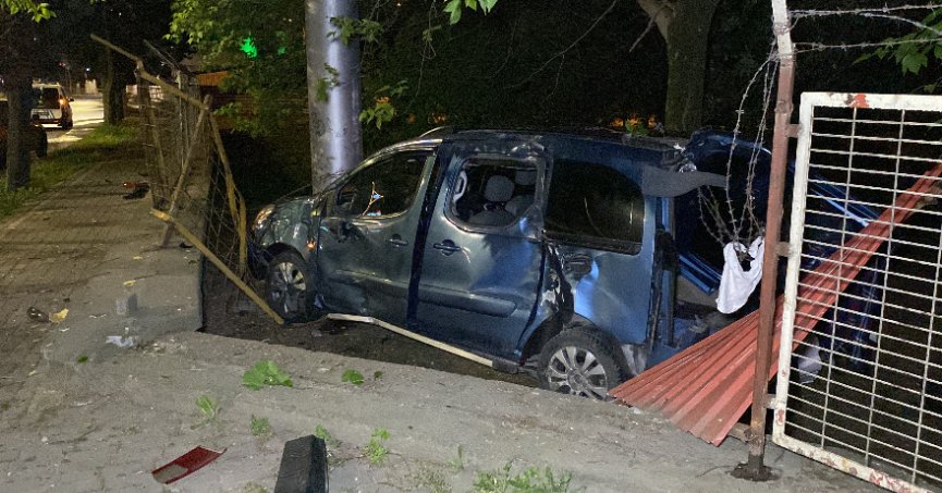 Hafif ticari araç ağaca çarptı: 1 yaralı