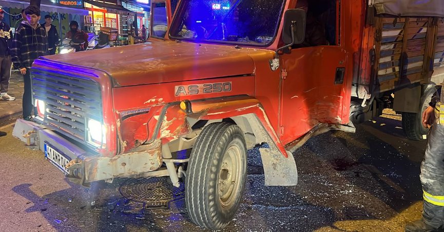 İki motosiklet ve kamyonetin karıştığı kazada 4 yaralı