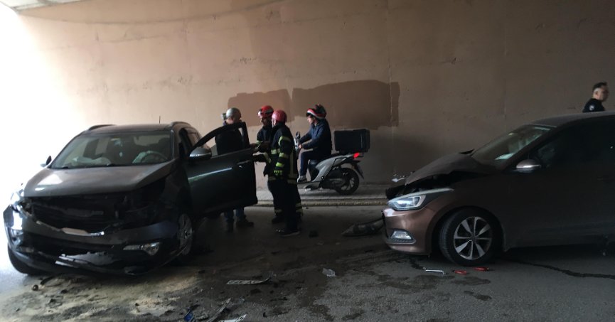 2 otomobil kafa kafaya çarpıştı: 2 yaralı