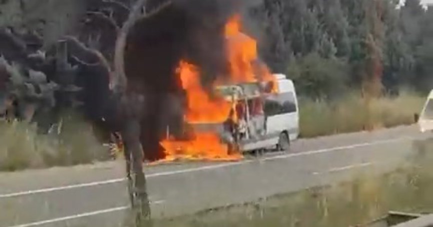TEM’de minibüs alev alev yandı