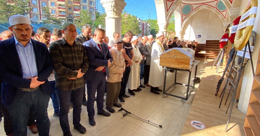 Pres makinesine sıkışarak ölen fabrika sahibi defnedildi