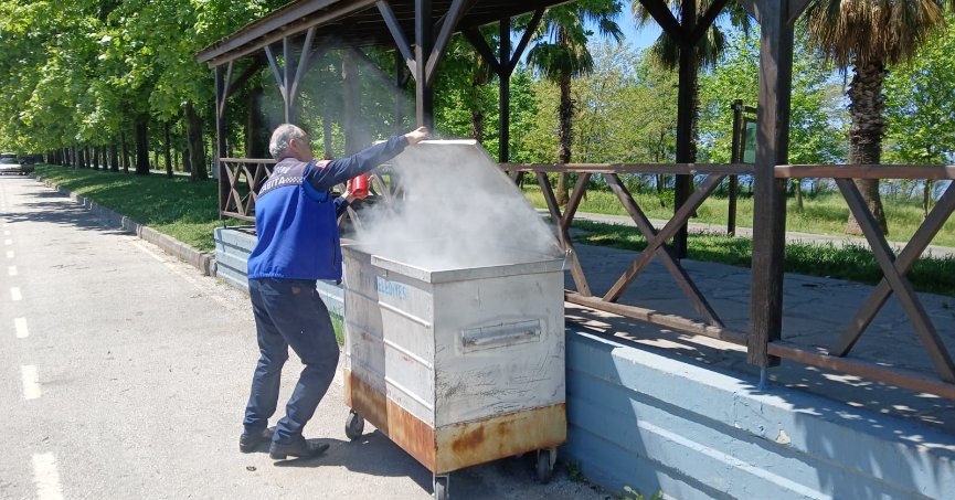 Yanan çöp konteynerine zabıta müdahale etti