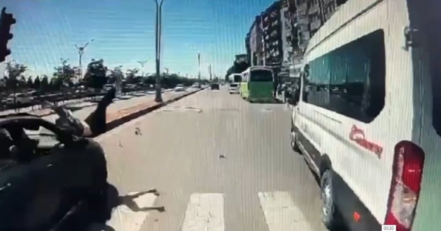 Yaya geçidinde otomobil böyle çarptı