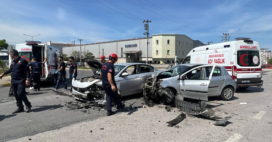 İki otomobil çarpıştı: 4 yaralı