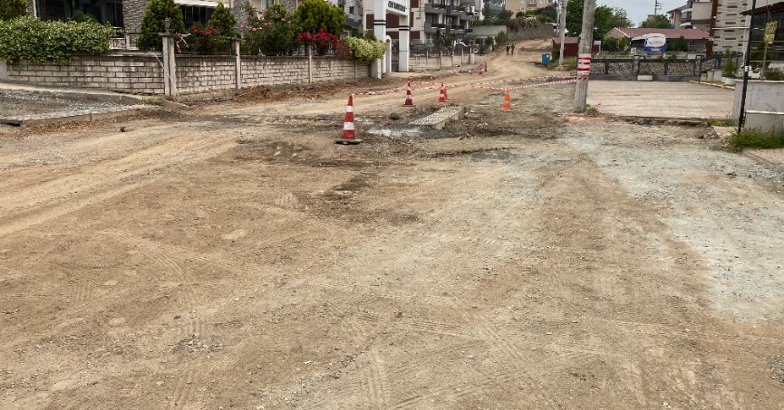 Uğur Mumcu Caddesi’nde asfalt serimi bekleniyor