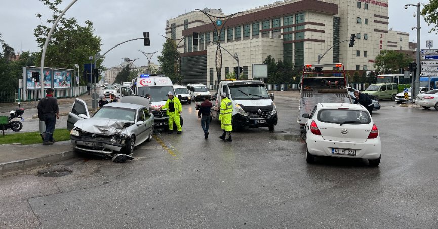 Kavşakta otomobiller çarpıştı: 3 yaralı