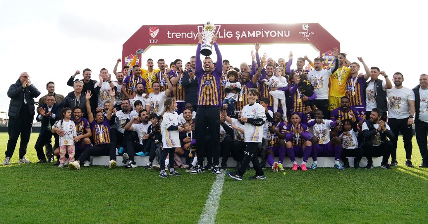 Eyüpspor şampiyonluk kupasını aldı