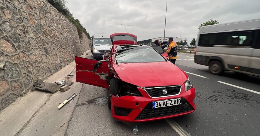 Tıra çarpan araçtaki 3 kişi yaralandı