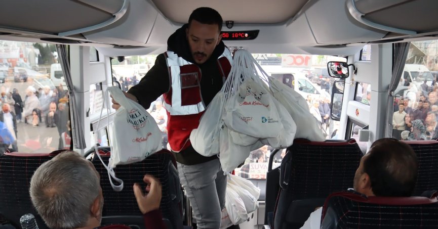 Hacı kafilesi hediyelerle uğurlandı