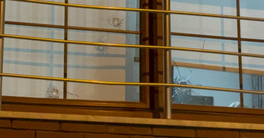 Motosikletli saldırganlar binayı kurşunladı