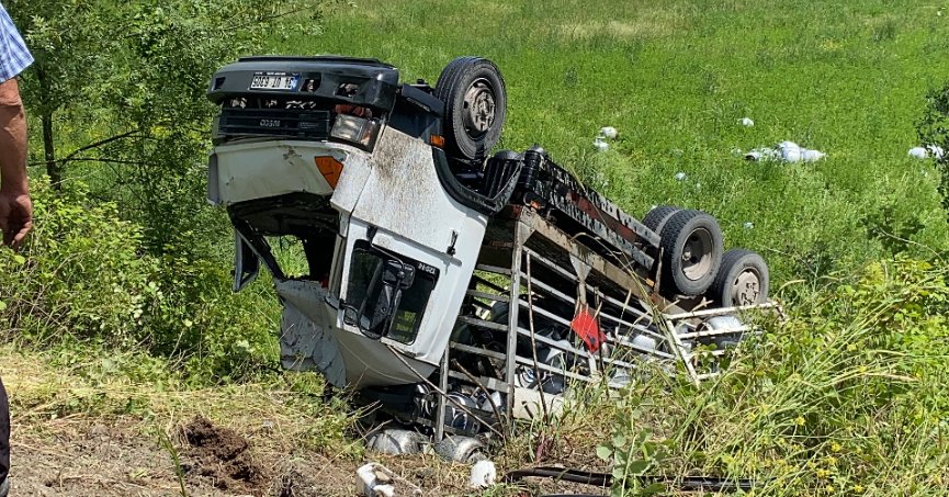 Kamyon hafif ticari araca çarptı: 5 yaralı