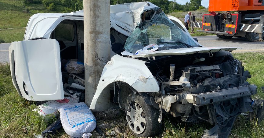 Araç beton direğe çarptı: 1 ölü, 1 yaralı