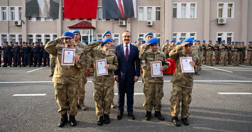 Özel gereksinimli gençler bir günlüğüne asker oldu