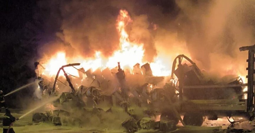 TEM’de beyaz eşya yüklü tırın dorsesi alev alev yandı