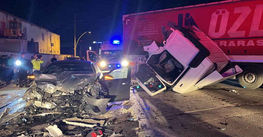 Feci kazada tırın kabini koptu: 6 yaralı