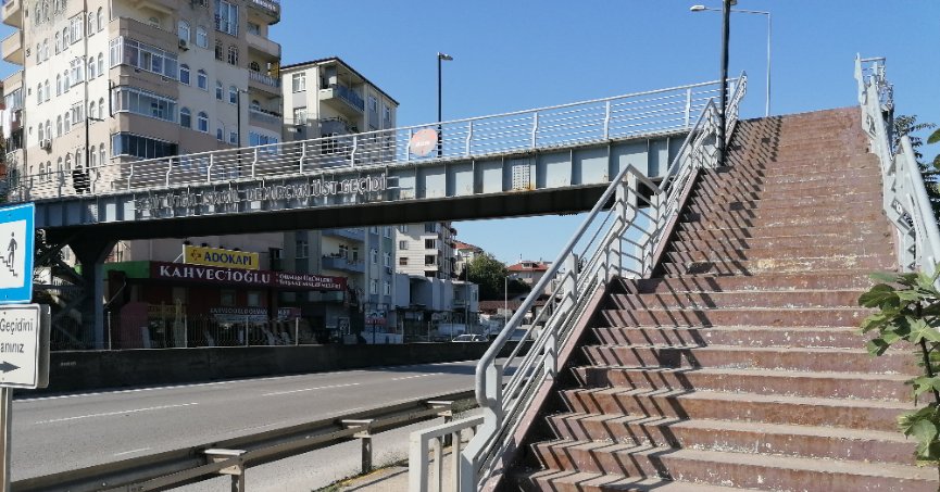 Üstgeçide çatı yapılması isteniyor