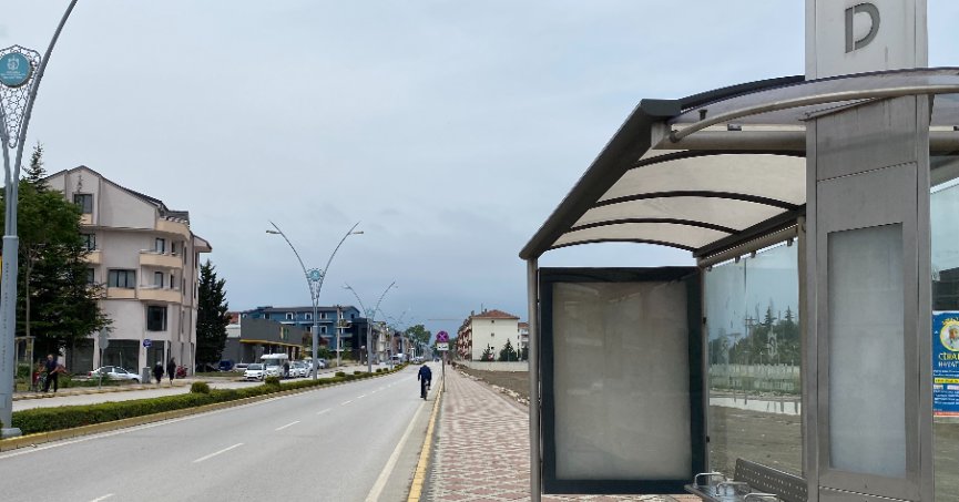 Minibüs durağına temizlik gerekli