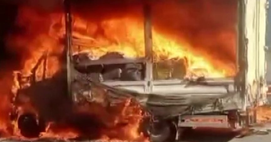 Kamyonet lastiği patlayarak alev aldı