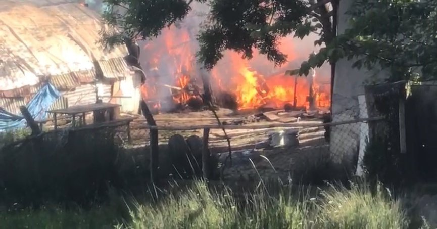 300 balya saman küle döndü