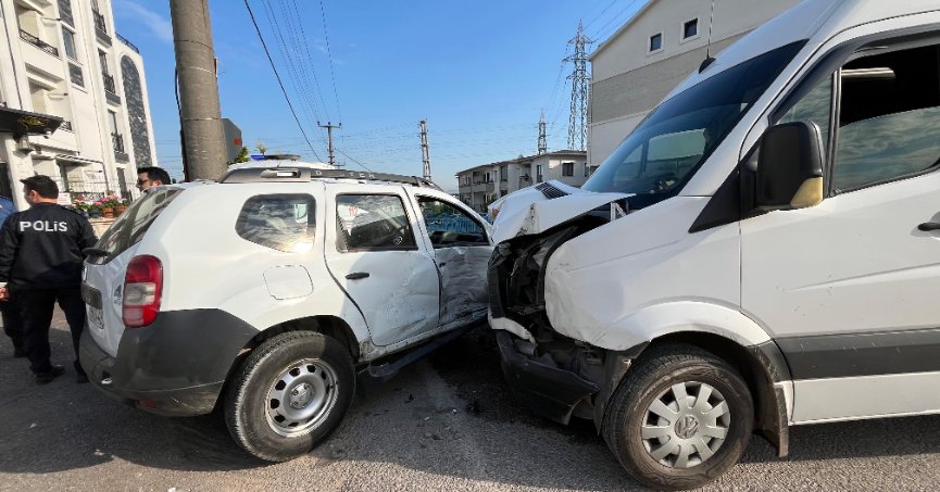 İşçi servisi ile cip çarpıştı: 7 yaralı