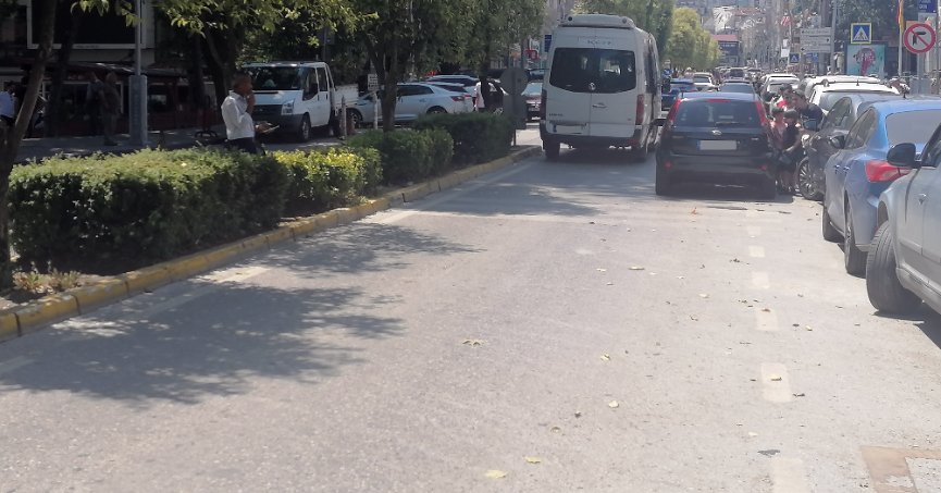 Amiral Sağlam’da çift sıra araç parkı sorunu