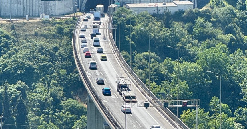 Seyir halindeki tırda yangın çıktı