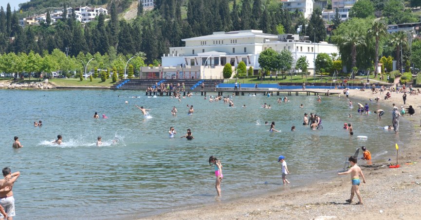 Sıcaktan bunalanlar deniz sezonunu açtı