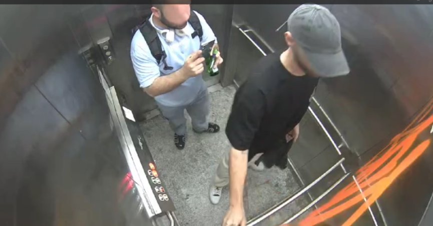 Asansörün aynasına zarar verdi