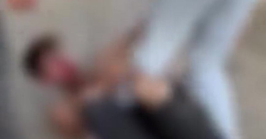 Eşini darp ettiği iddia edilen adamı dövüp videoya çektiler