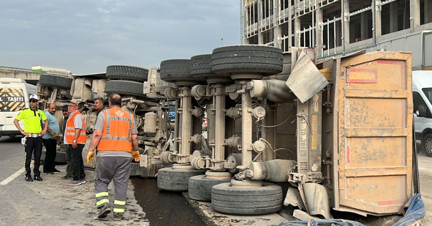 Devrilen kamyonunun sürücüsü yaralandı