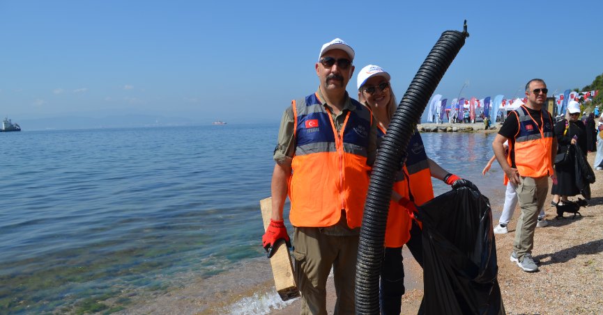 Öğrenciler ve aileleri  sahilde atık topladı