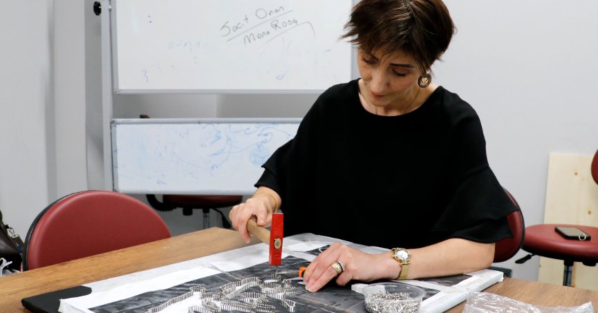 Hobi olarak başladı,  sanatçılar yetiştiriyor